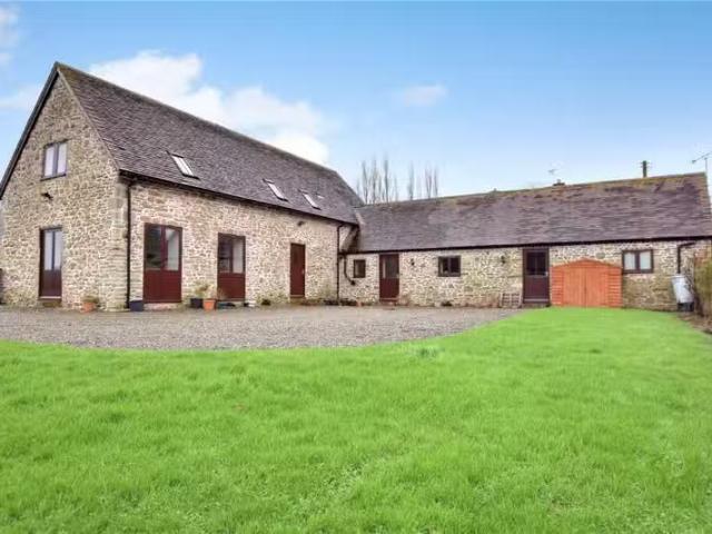 Unique 3 BA 3 bedroom barn conversion for rent in Stottesdon.