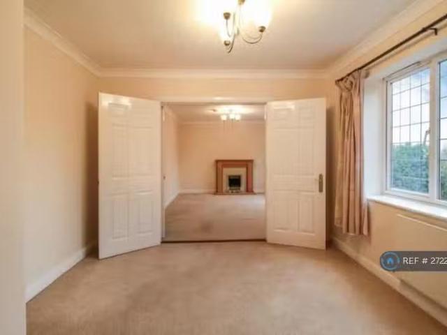 Nice 3 BA 3 bedroom flat for rent in Warwick Road, Coventry, CV3