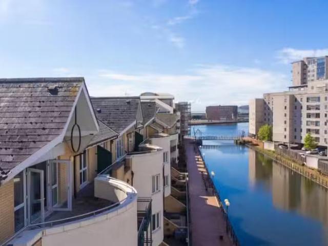 Cheap 3 BA 3 bedroom penthouse for rent in Adventurers Quay, C.