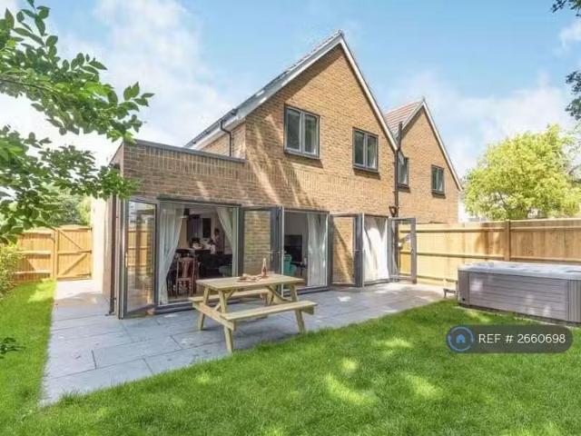 Cozy 3 BA 3 bedroom semi detached house for rent in Glynn Road.
