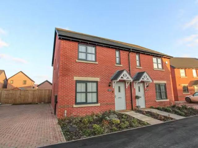 Nice 3 BA 3 bedroom semi detached house for rent in Haydn Grif.
