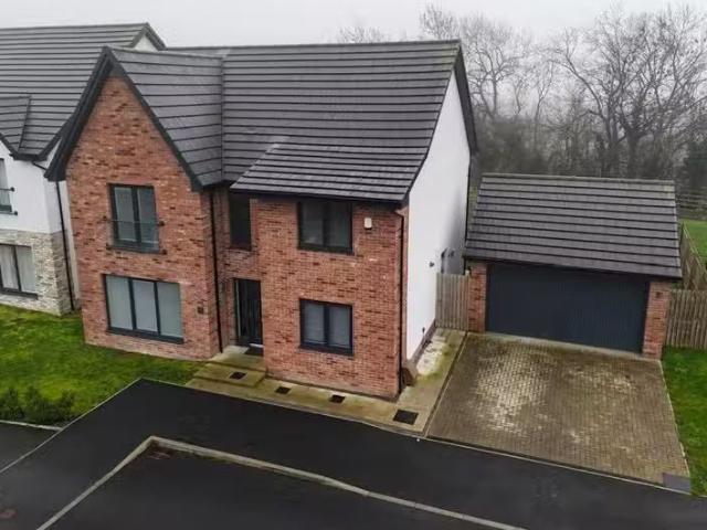 Deal! 3 BA 4 bedroom detached house for rent in Ash Lane, Low.