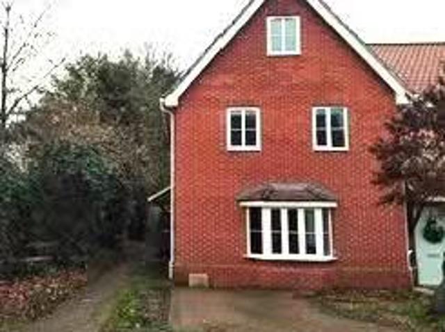 Nice 3 BA 4 bedroom semi detached house for rent in Ballingdon.