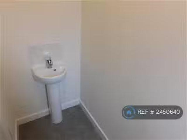 Cozy 3 BA 4 bedroom semi detached house for rent in Escott Roa.