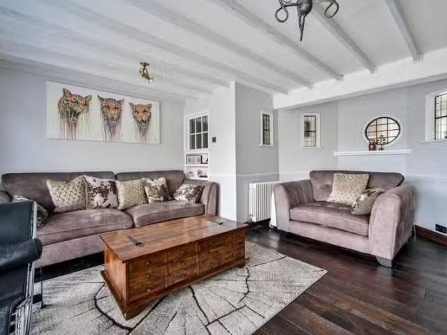 Nice 3 BA 5 bedroom semi detached house for rent in Aldershot.