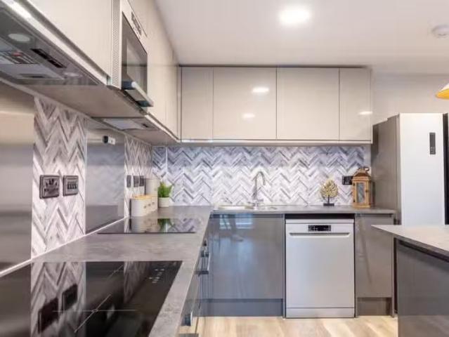Nice 3 BA 7 bedroom flat for rent in 147 Gloucester Road, Bris.
