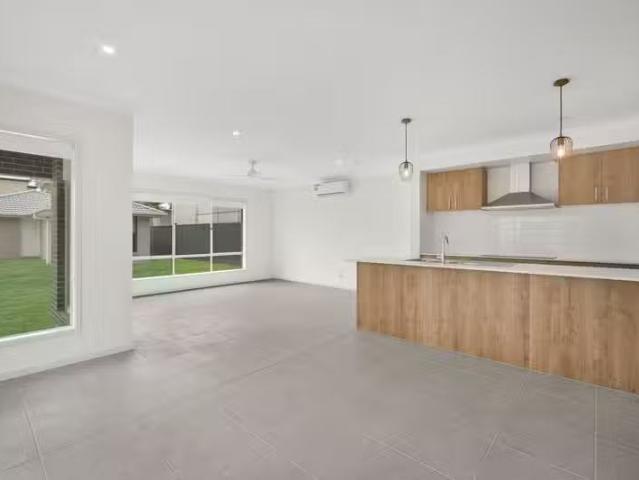 Cozy 3 Baratta Street, SOUTHPORT, QLD 4215 House for Rent