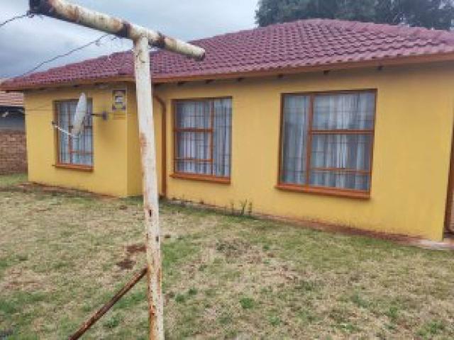Charming 3 bed home in The Orchards with garden charm