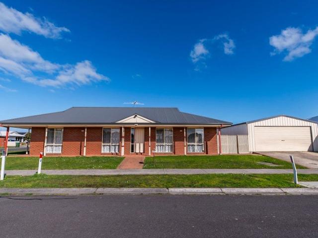 Charming 3 Bed Home with Double Garage