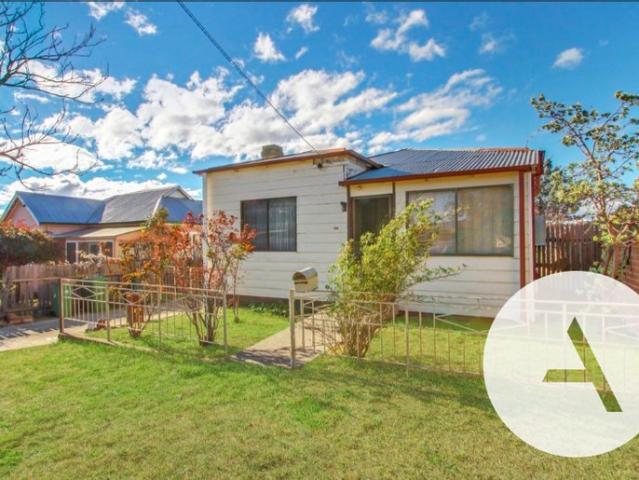 ÃÆ'°Ã…¸¡ Charming 3 Bedroom Cottage with Separate Studio Prime Central Location!