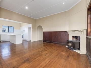 Charming 3 Bedroom Cottage in West Kempsey with Modern Updates