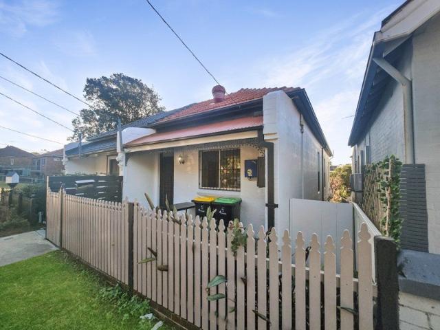 Charming 3 Bedroom Character Home in Ultra Convenient Arncliffe Location