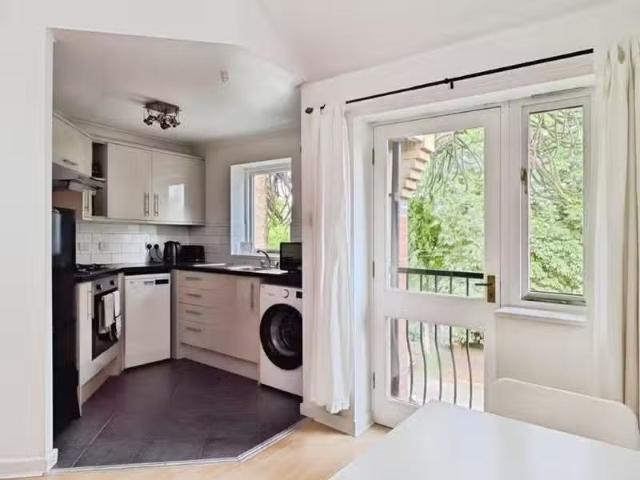 Cheap 3 bedroom apartment for rent in Nelson Court, 70 Trafalg.