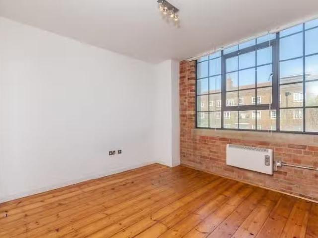 Just in! 3 bedroom apartment for rent in Back Church Lane, Lon.