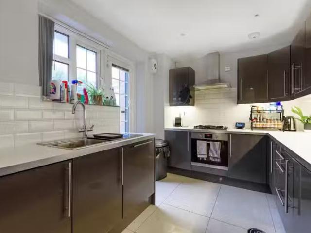 For Rent! 3 bedroom apartment for rent in High Street, Chisleh.