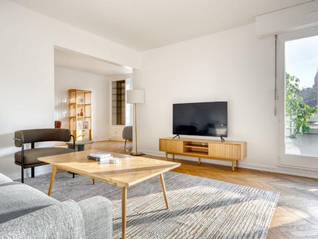 Charming 3 Bedroom Apartment in Jardin des Plantes, Paris Amsterdam Apartments for Rent
