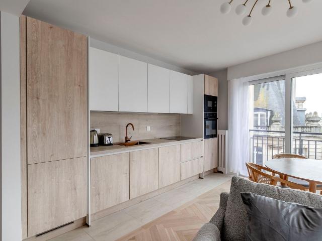 Charming 3 Bedroom Apartment with City Views, Paris Amsterdam Apartments for Rent