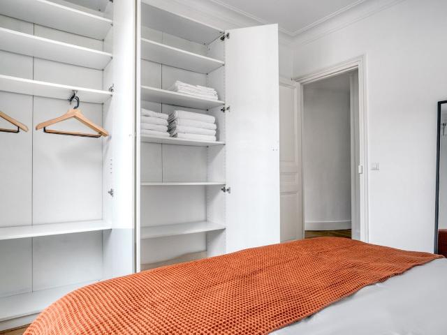 Charming 3 Bedroom Apartment with City Views, Paris Amsterdam Apartments for Rent