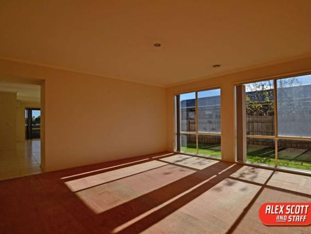 Charming 3 Bedroom Berwick Home with Wetlands View & Double Garage