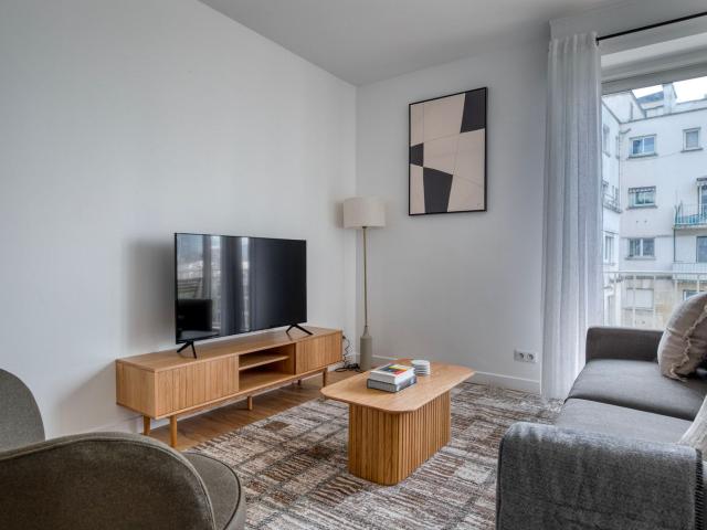 Charming 3 Bedroom Getaway in Paris with a View