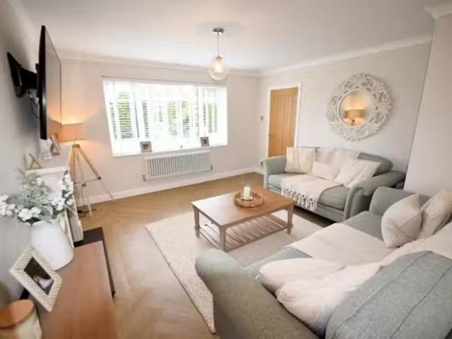 Charming 3 bedroom detached house for rent in Lowry Hill, Carl.