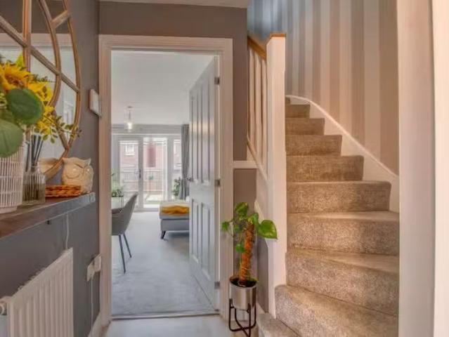 For Rent! 3 bedroom end of terrace house for rent in Chimney W.