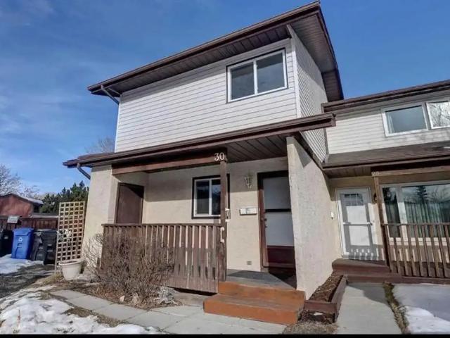 Charming 3 Bedroom End Unit in Ranchlands | Spacious Backyard — 3 Bedrooms Duplex