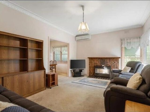 Charming 3 Bedroom Family Home – Close to Schools & Blackburn Lake