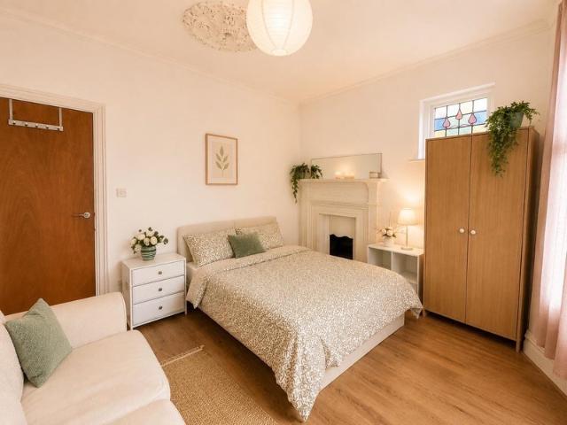 Charming 3 bedroom flat with private garden