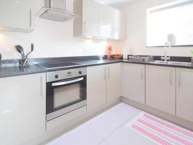 Cozy 3 bedroom flat for rent in Vitrum, 4 Lansdowne Lane, Bour.