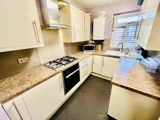 Charming 3 bedroom flat for rent in Harrogate Road, Bradford.