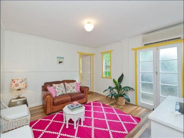 Charming 3 bedroom flat on lower level