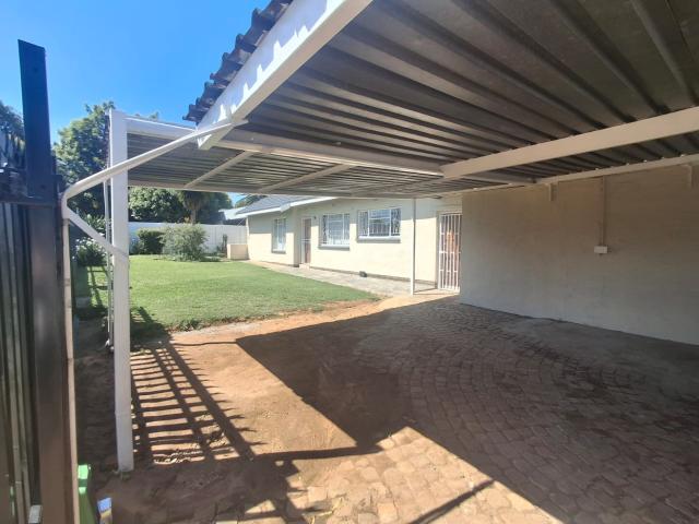 Charming 3 bedroom house with garden cottage to rent in Beyers Park!