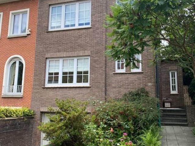 Charming 3 bedroom house with office, garden and garage
