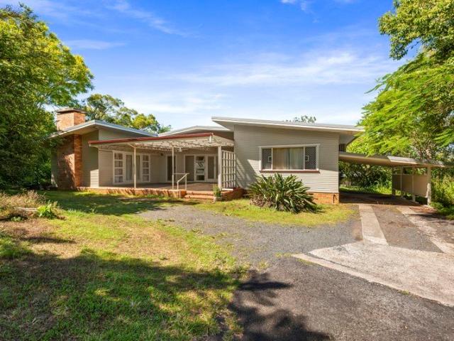 Charming 3 Bedroom Home Walk to School, Fully Screened