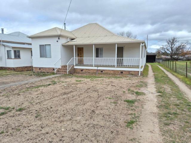 Charming 3 bedroom home walking distance to the CBD