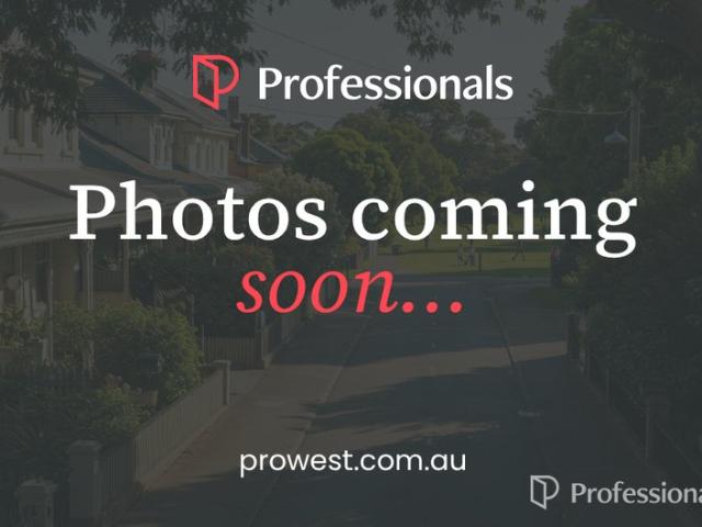 Charming 3 bedroom Home with a Sparkling Pool in Sought After Willetton!