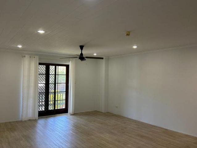 CHARMING 4 BEDROOM HOME IN A CONVENIENT WEST GLADSTONE LOCATION
