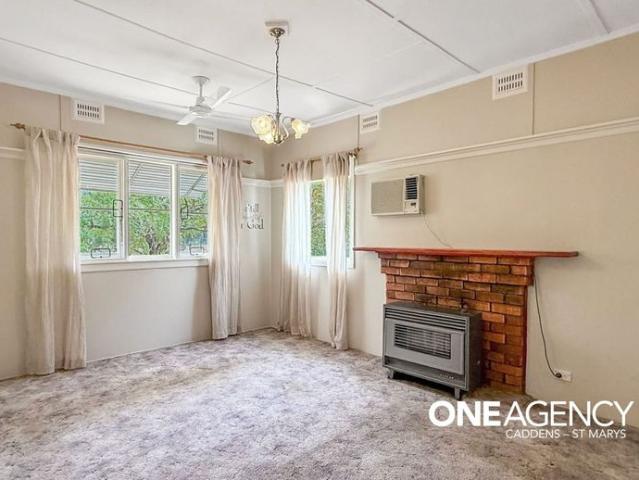 CHARMING 3 BEDROOM HOME IN A RELAXED COUNTRY SETTING!