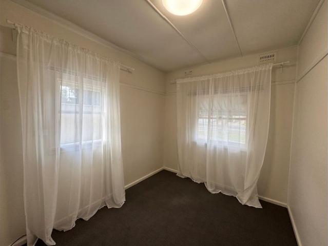 Charming 3 Bedroom Home in Prime The Oaks Location