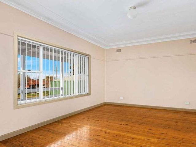 Charming 3 Bedroom Home in Quiet Figtree Location, Close to Shops!