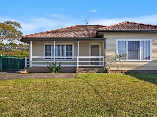 Charming 3 Bedroom Home in Quiet Figtree Location, Close to Shops!