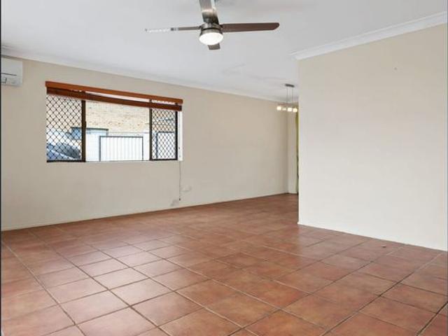 Charming 3 Bedroom Home in Springwood with POOL!