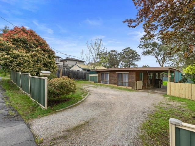 Charming 3 Bedroom Home on Dorset Road Prime Location!