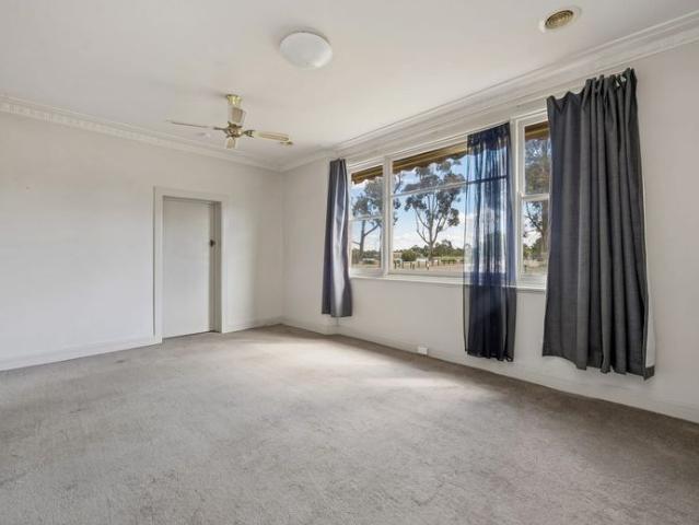 Charming 3 Bedroom Home Opposite Lake Neanger