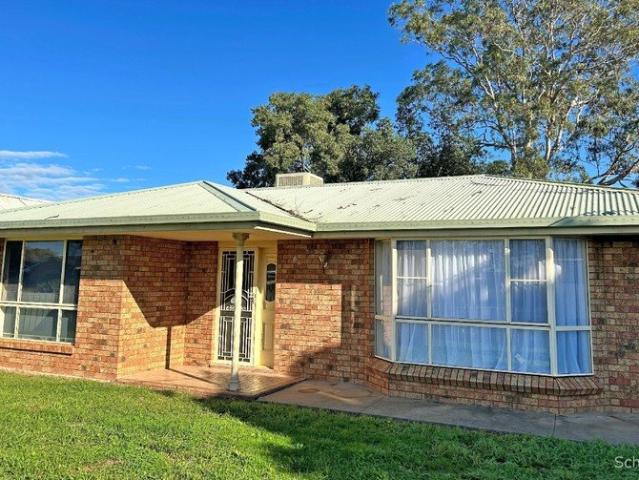 Charming 3 Bedroom Home Ready to Move Straight In!