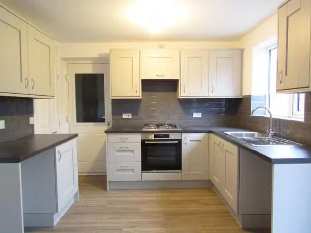 Just in! 3 bedroom link detached house for rent in Parkfield C.