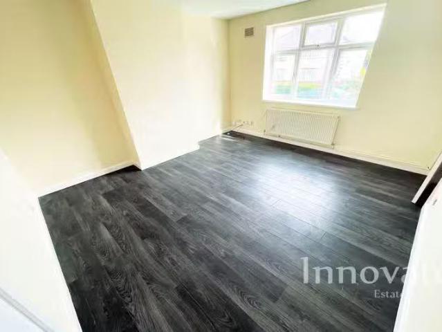 Just in! 3 bedroom semi detached house for rent in Wallace Roa.