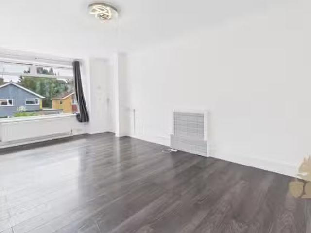 Deal! 3 bedroom semi detached house for rent in Booth Avenue.