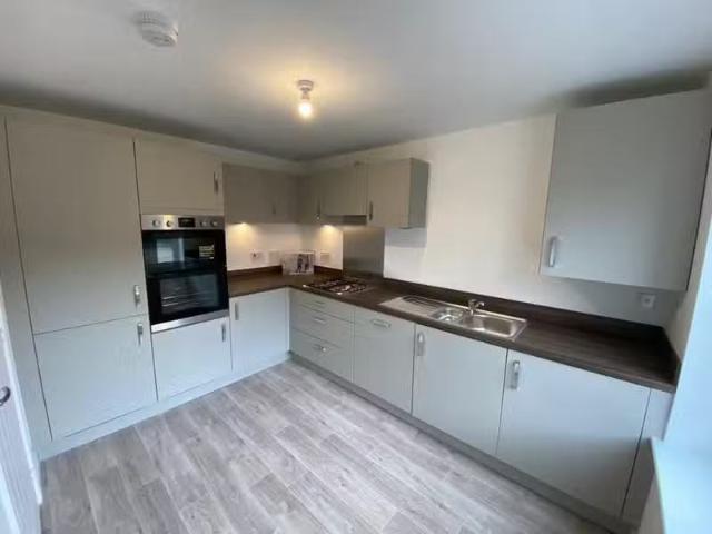Cheap 3 bedroom semi detached house for rent in Carmelite Clos.